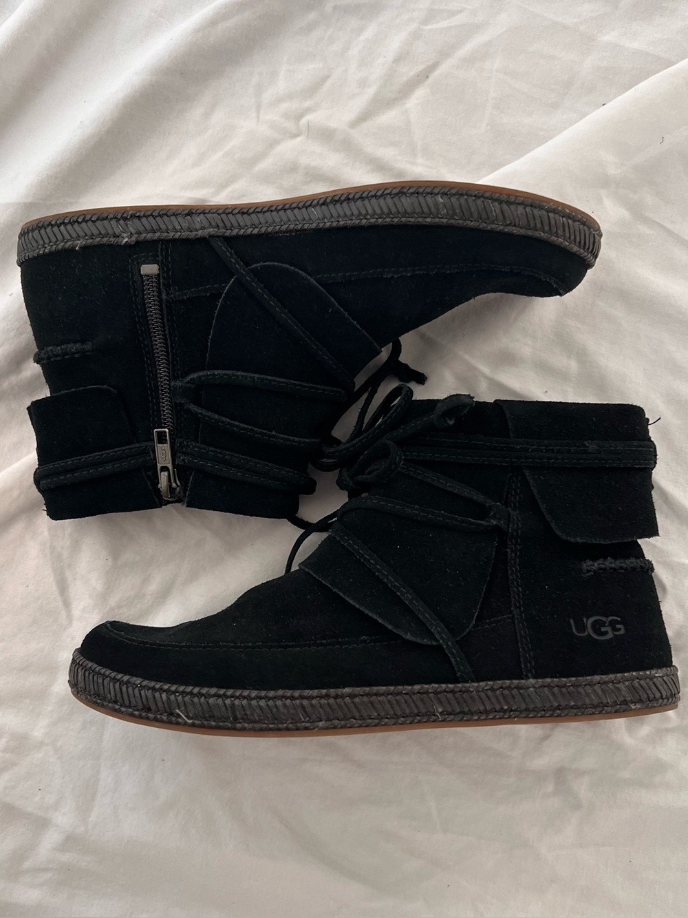 UGG Women's Reid Moc suede ankle boots in black // size 6
